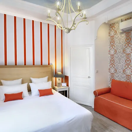 The Originals Boutique, Le Londres, 3* סומור