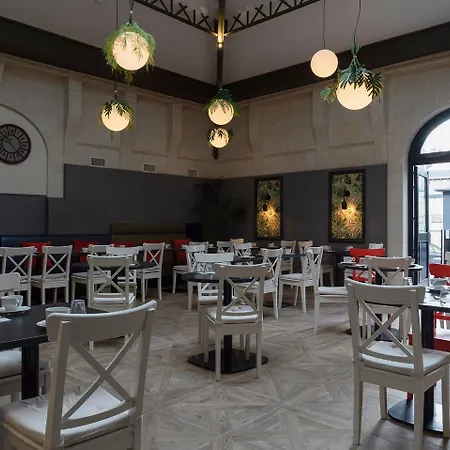 The Originals Boutique, Le Londres, סומור
